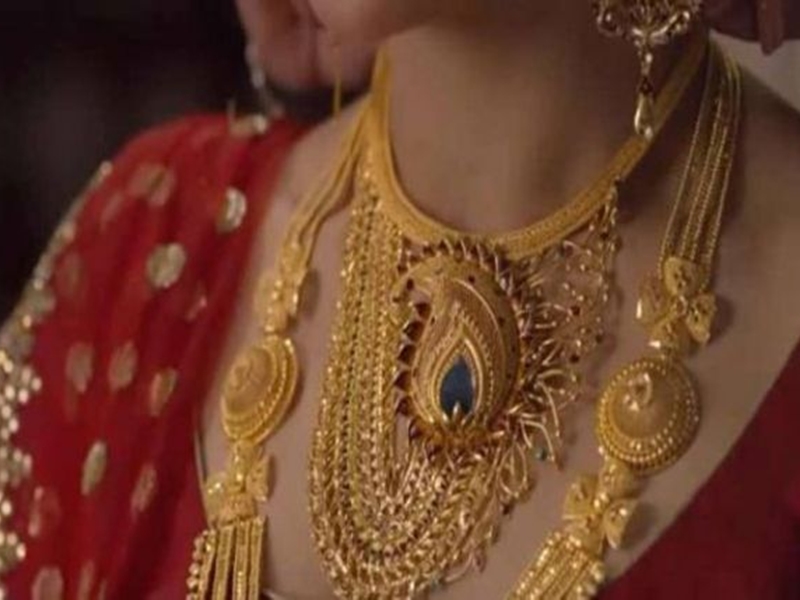 Gold Rate Today : सोना हुआ महंगा तो चांदी ने दी राहत, जानिए आज के दाम