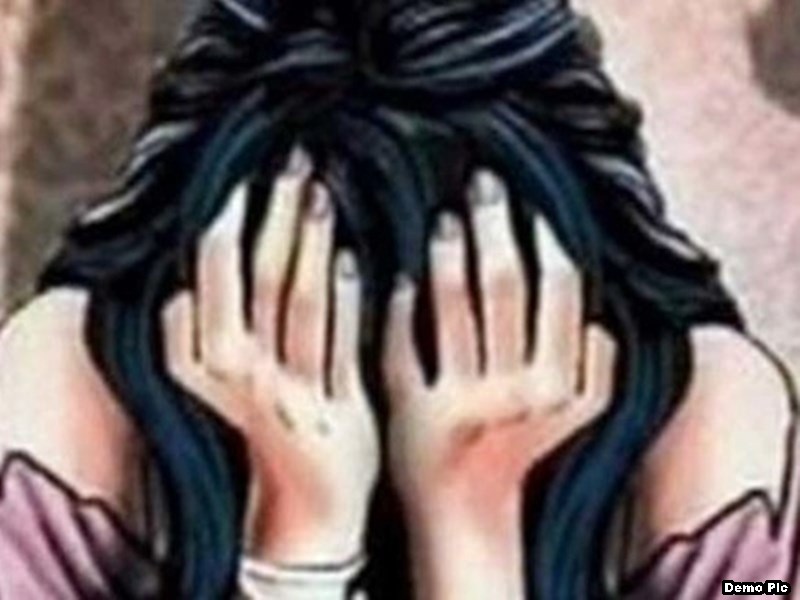 योग सिखाने के बहाने मैनेजर की पत्नी से दुष्कर्म, अश्लील वीडियो भी बनाया