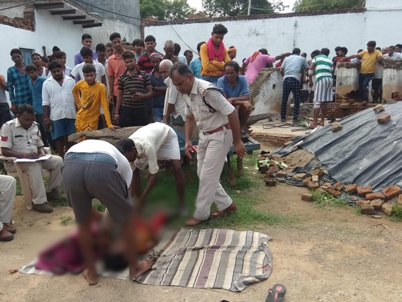 Bhind News : भिंड जिले में तीन बेटियों के साथ रस्सी बांधकर कुएं में कूदा पिता