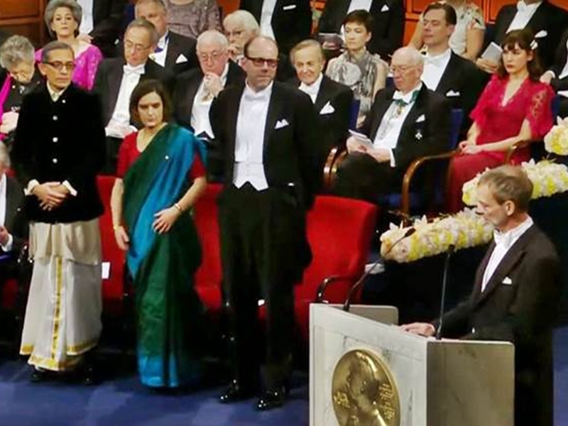Nobel Prize 2019 : धोती और बंदगला पहनकर अभिजीत बैनर्जी ने स्वीडन में लिया नोबेल पुरस्कार