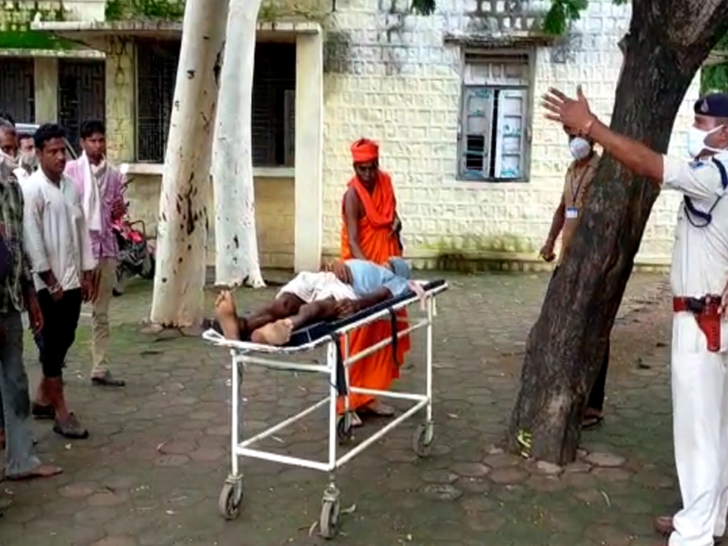 सांप ने काटा, अस्पताल में शव के कान में मंत्र फूंकते रहे झाड़-फूंक वाले