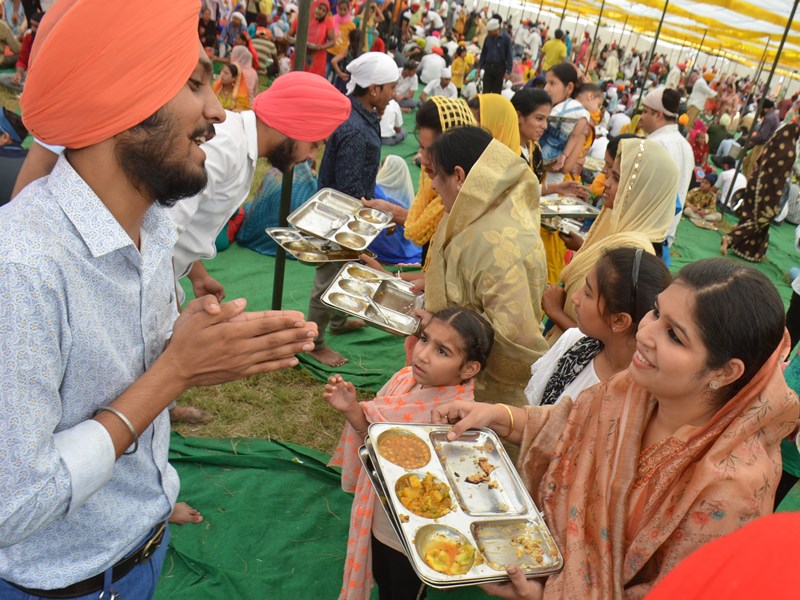 Save Food : इंदौर के लंगर में अन्न बचाने और जूठन नहीं छोड़ने का दिया संदेश