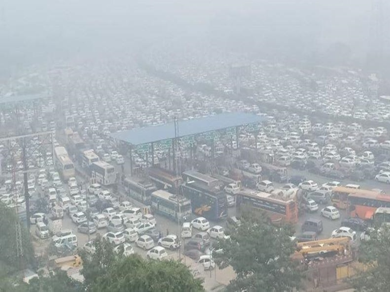 CAA Protest: प्रदर्शन से थमी दिल्ली की रफ्तार, फोन और मेट्रो बंद, ट्रैफिक जाम, 21 फ्लाइट्स रद्द, परेशान लोग