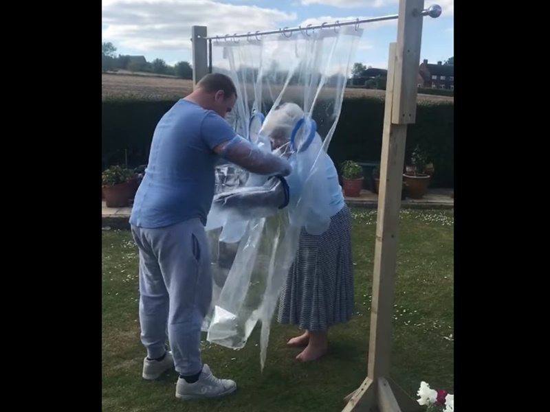 दादी मां से गले मिलने के लिए बनाया खास किस्म का पर्दा, सोशल मीडिया पर भावुक हुए लोग