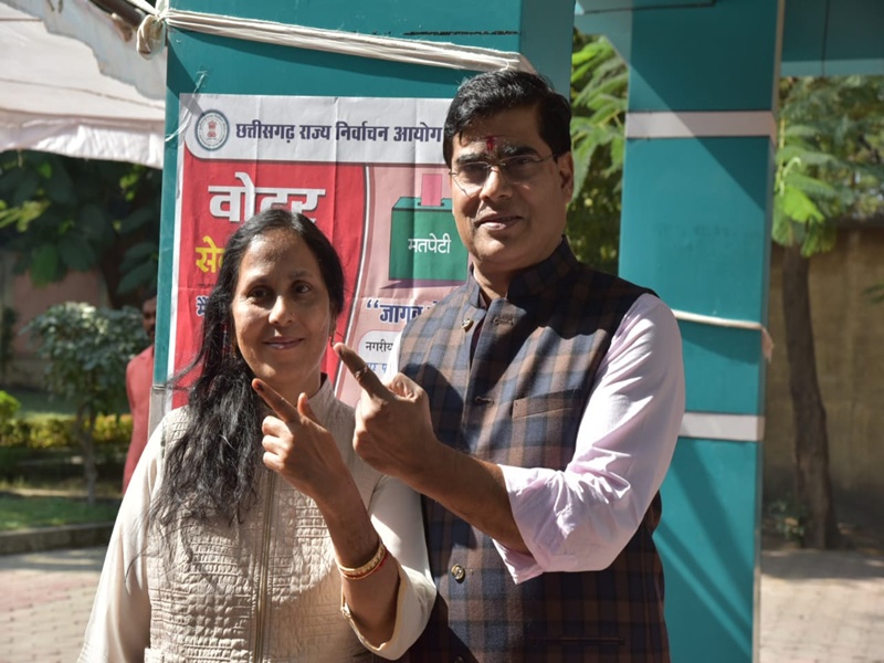 Chhattisgarh Local body Election 2019 : मंत्री-नेता, अफसरों ने भी आम लोगों की तरह कतार में लगकर किया मतदान