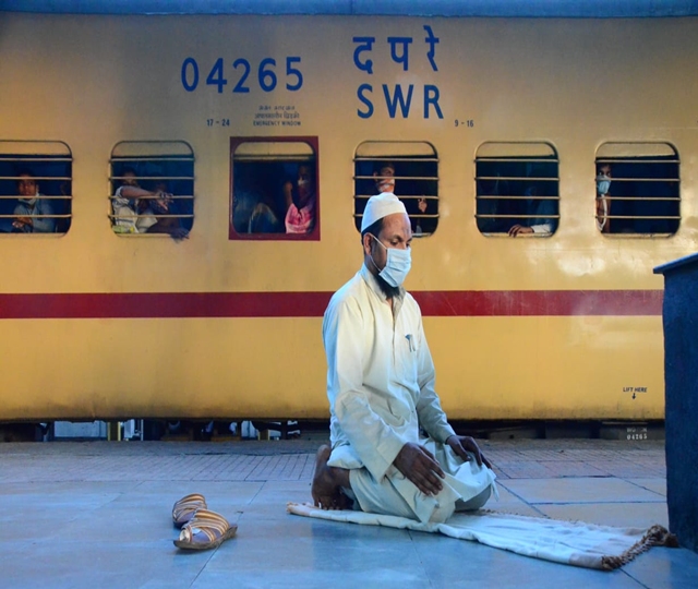 ट्रेन लेट हुई तो पढ़ ली नमाज