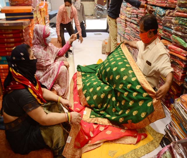 बेटी के लिए साड़ियां