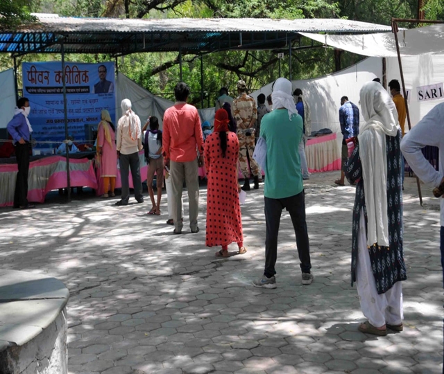 स्वास्थ्य जांच के लिए कतार