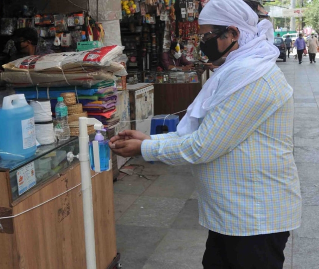 खरीदारी से पहले सैनिटाइज