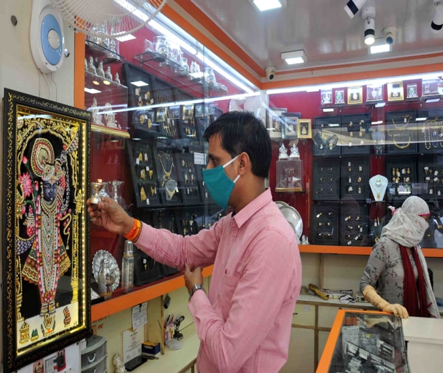 ग्राहकी से पहले पूजा