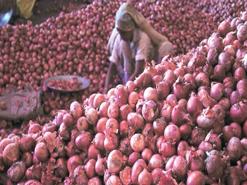 50 रुपए किलो के पार पहुंचा प्याज, थाली से दूर हो रहीं हरी सब्जियां
