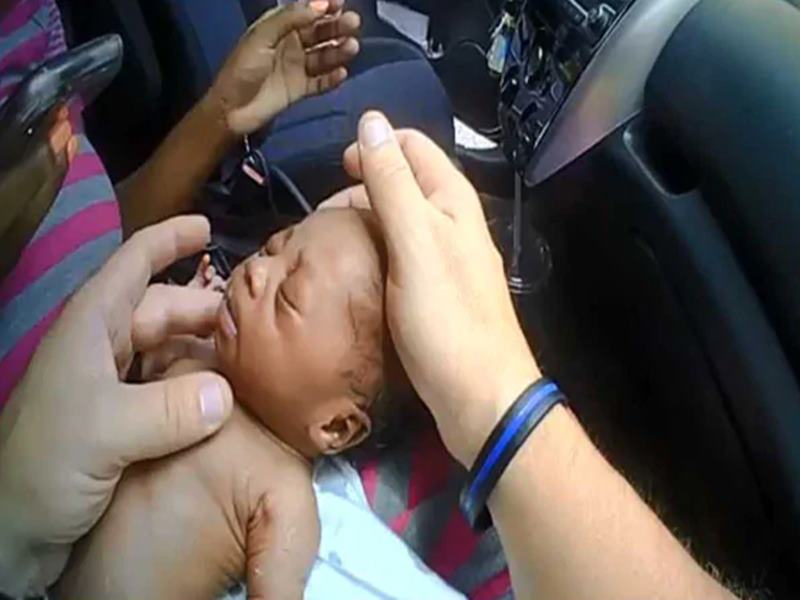 Viral Video: à¤ªà¥à¤²à¤¿à¤¸ à¤à¤«à¤¿à¤¸à¤° à¤¨à¥ à¤à¤¸ à¤¤à¤°à¤¹ à¤¬à¤à¤¾à¤ à¤¬à¤à¥à¤à¥ à¤à¥ à¤à¤¾à¤¨, à¤¸à¥à¤¶à¤² à¤®à¥à¤¡à¤¿à¤¯à¤¾ à¤ªà¤° à¤¬à¤¨ à¤à¤¯à¤¾ Hero