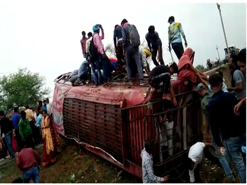 Datia Bus Accident : à¤¯à¤¾à¤¤à¥à¤°à¤¿à¤¯à¥à¤ à¤¸à¥ à¤­à¤°à¥ à¤¬à¤¸ à¤¦à¤¤à¤¿à¤¯à¤¾ à¤®à¥à¤ à¤ªà¤²à¤à¥, à¤°à¤¤à¤¨à¤à¤¢à¤¼ à¤®à¤à¤¦à¤¿à¤° à¤à¤¾ à¤°à¤¹à¥ à¤¥à¥ à¤¶à¥à¤°à¤¦à¥à¤§à¤¾à¤²à¥