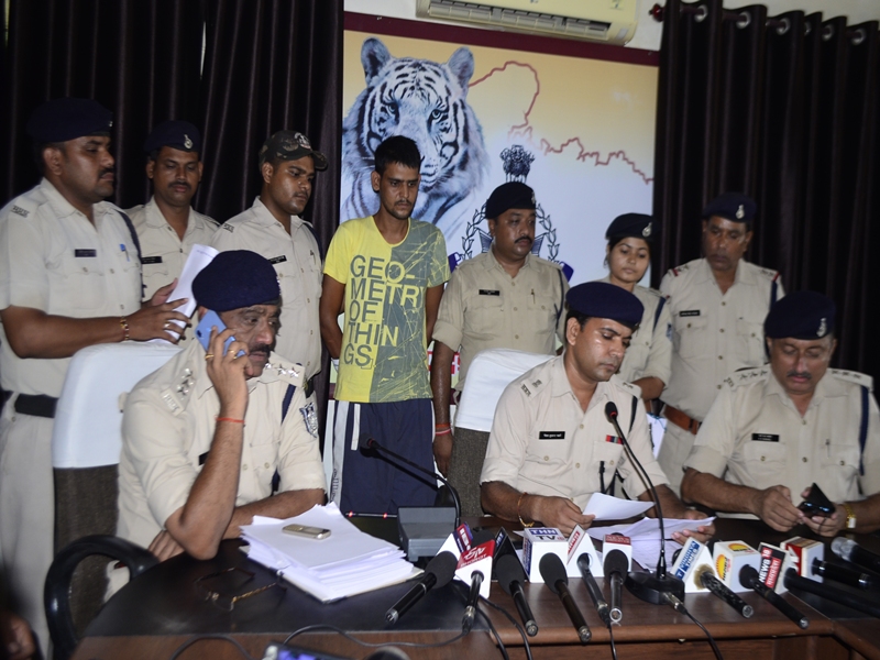 Rewa News : पà¥à¤²à¤¿à¤¸à¤à¤°à¥à¤®à¤¿à¤¯à¥à¤ à¤à¥ दरà¥à¤à¤¾ बनानॠà¤à¤¾ à¤à¤¾à¤à¤¸à¤¾ दà¥à¤¨à¥ वाला नà¤à¤²à¥ दरà¥à¤à¤¾ à¤à¤¿à¤°à¤«à¥à¤¤à¤¾à¤°