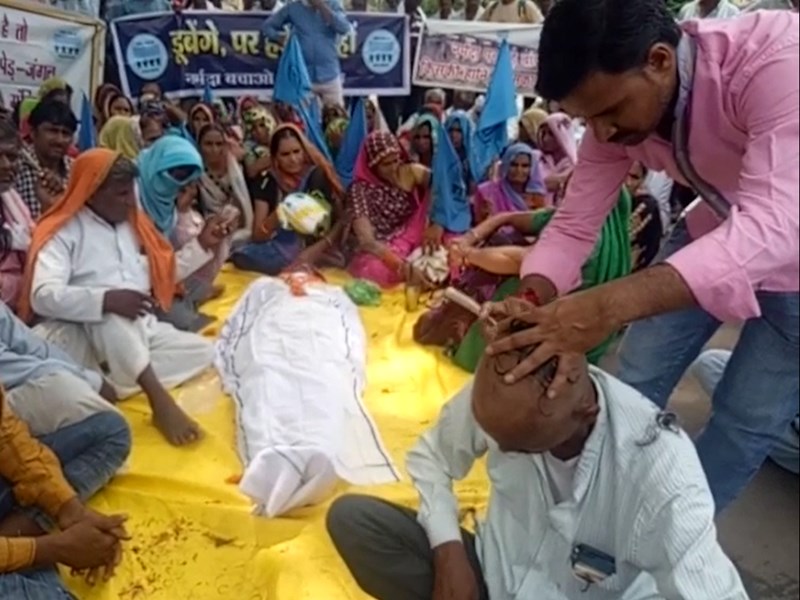 Barwani News : बड़वानी में डूब प्रभावितों का प्रदर्शन, करवाया मुंडन