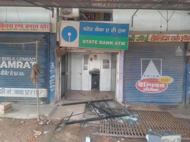 VIDEO : सतना में बड़ी घटना, एटीएम को कार से बांधा और घसीटते हुए ले गए