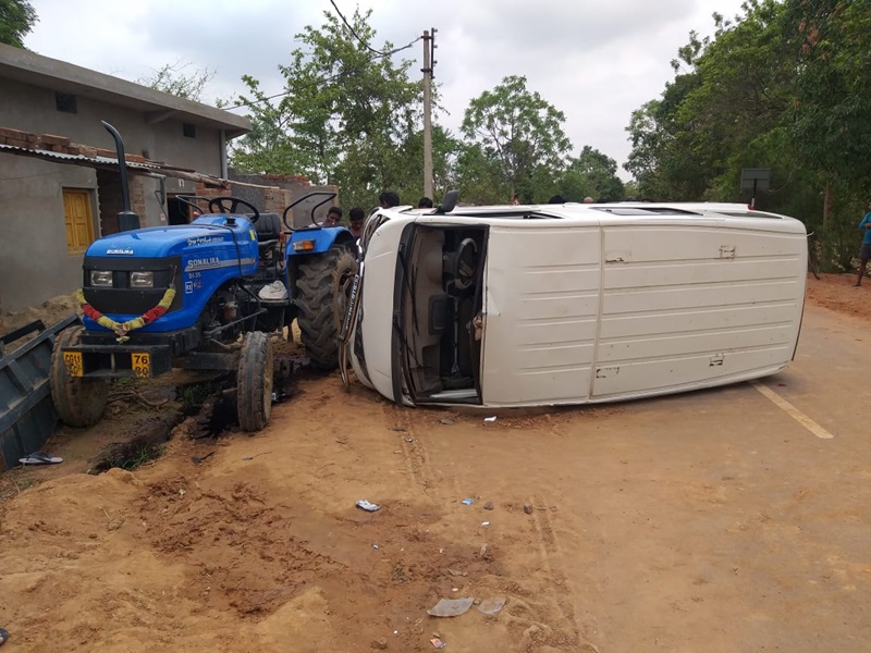 Janjgir Accident : à¤à¥à¤°à¥à¤à¥à¤à¤° à¤µ à¤¸à¥à¤à¥à¤² à¤µà¥à¤¨ à¤®à¥à¤ à¤­à¤¿à¥à¤à¤¤, 4 à¤¬à¤à¥à¤à¥ à¤¸à¤¹à¤¿à¤¤ à¤à¥à¤°à¥à¤à¥à¤à¤° à¤à¤¾à¤²à¤ à¤à¤¾à¤¯à¤²