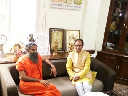 हरिदà¥à¤µà¤¾à¤° पहà¥à¤à¤à¥ CM शिवराठनॠबाबा रामदà¥à¤µ सॠà¤à¥ मà¥à¤²à¤¾à¤à¤¾à¤¤