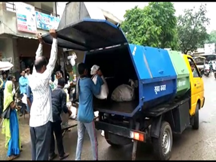 VIDEO : शर्मनाक, स्वतंत्रता दिवस पर कचरा गाड़ी में भरकर बांटी मिठाई