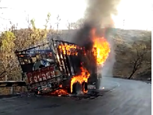 Indore Truck Fire VIDEO : à¤­à¥à¤°à¥ à¤à¤¾à¤ à¤ªà¤° à¤à¥à¤°à¤ à¤®à¥à¤ à¤à¤ à¤²à¤à¥, à¤¬à¤¾à¤²-à¤¬à¤¾à¤² à¤¬à¤à¤¾ à¤¡à¥à¤°à¤¾à¤à¤µà¤°