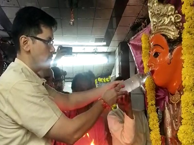 Durga Ashtami 2019 : उज्जैन में कलेक्टर ने लगाया माता को मदिरा का भोग