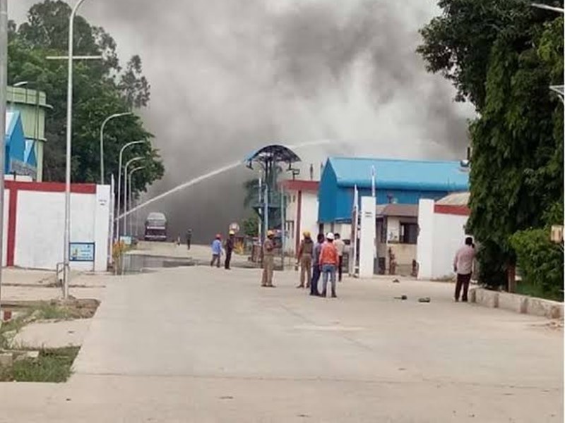 उन्नाव में हिंदुस्तान पेट्रोलियम के प्लांट में टैंक फटा, फायर ब्रिगेड की टीमें मौके पर