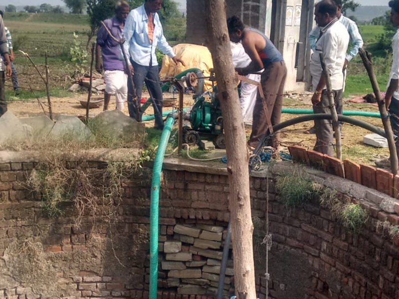 Women Jump in Well : à¤®à¤à¤¦à¤¸à¥à¤° à¤®à¥à¤ à¤®à¤¹à¤¿à¤²à¤¾ à¤¨à¥ à¤à¤¾à¤° à¤¬à¤à¥à¤à¥à¤ à¤à¥ à¤¸à¤¾à¤¥ à¤à¥à¤à¤ à¤®à¥à¤ à¤à¥à¤¦à¤à¤° à¤¦à¥ à¤à¤¾à¤¨