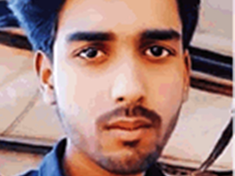 फंदे पर लटका मिला युवक, कान में लगा था ईयर फोन, हाथ पीछे बंधे थे